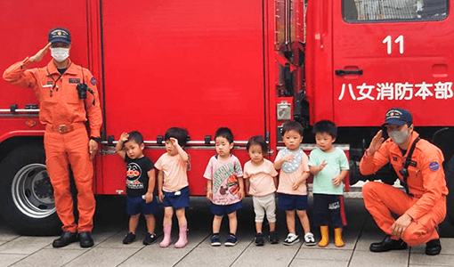 消防車の前で記念撮影をする子どもたち