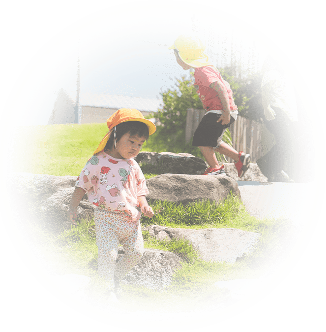 岩の上に座る男の子と女の子